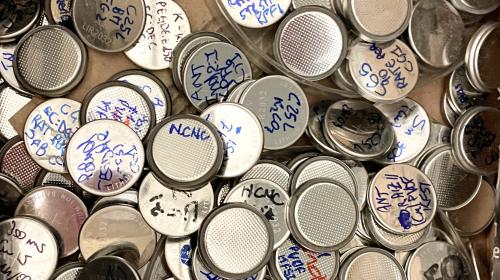 Dentro il primo laboratorio di ricerca italiano sulle batterie a base di potassio: raccolta di pile a bottone 