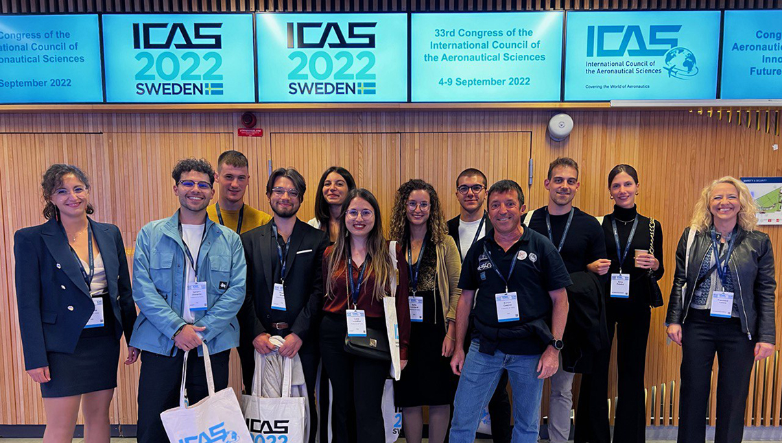 Studenti e studentesse del Team S55 in posa alla conferenza ICAS 2022